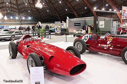 Apparues fin 1953, les Maserati 250F représentent encore la majeure partie du plateau.