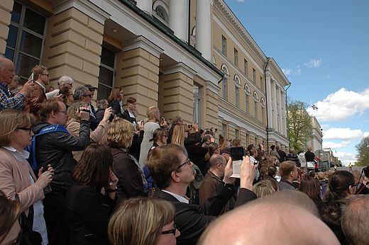 На «университетской» стороне началось оживление.