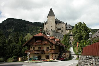 Вид замка со стороны деревни