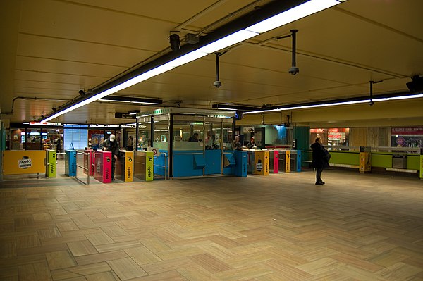 McGill station concourse. (The previous green coloured pillars can be seen in the background)
