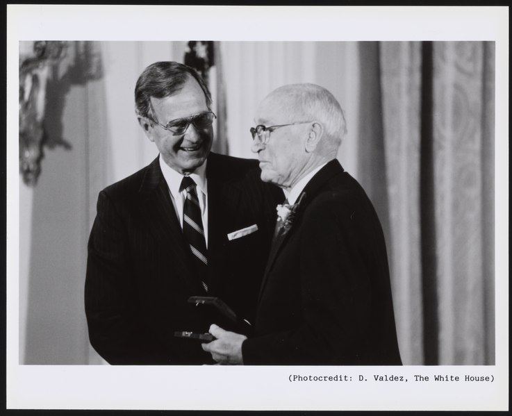 File:Medal presentation President George H. W. Bush to Arnold O. Beckman 1989 2012-002 521.tif