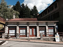 The Meeting from the street with its 4 show-windows and the main entrance.