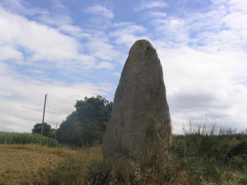 File:Menhir de camblot - Meneac.jpg