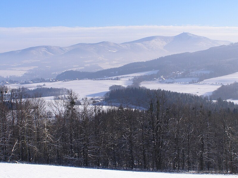 File:Metylovická pahorkatina, Babí hora, výhled JV, 01.jpg