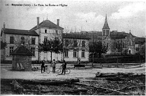 Meyssiez, la place, les écoles et 'église en 1912, p 125 de L'Isère les 533 communes - cliché C D Blanchard, éditeur à Vienne.jpg