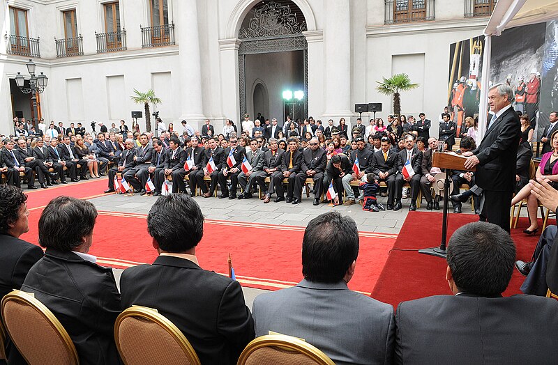 File:Mina San José - Los 33 at Moneda Ceremony - Gobierno de Chile.jpg
