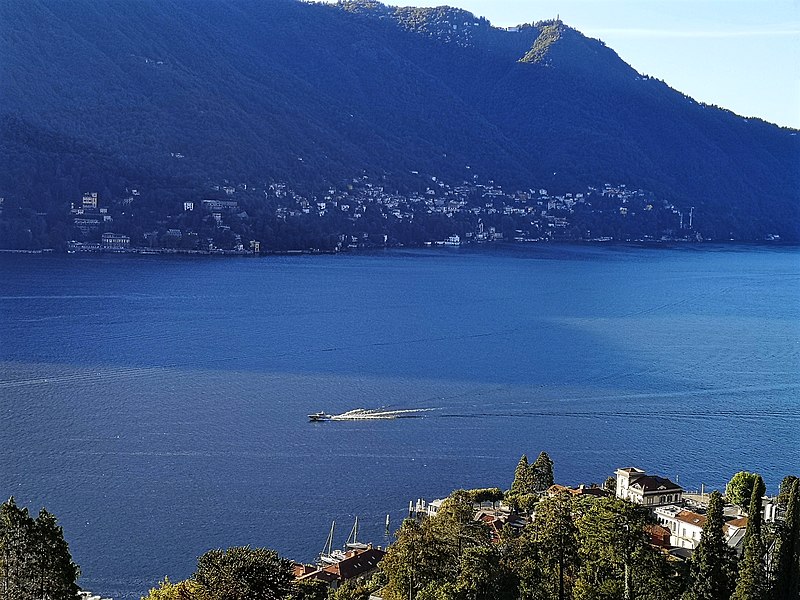 File:Moltrasio, Lake Como - morning boats.jpg