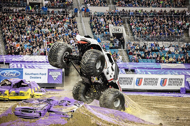 File:MonsterJam 2014-7015 (12726033593).jpg