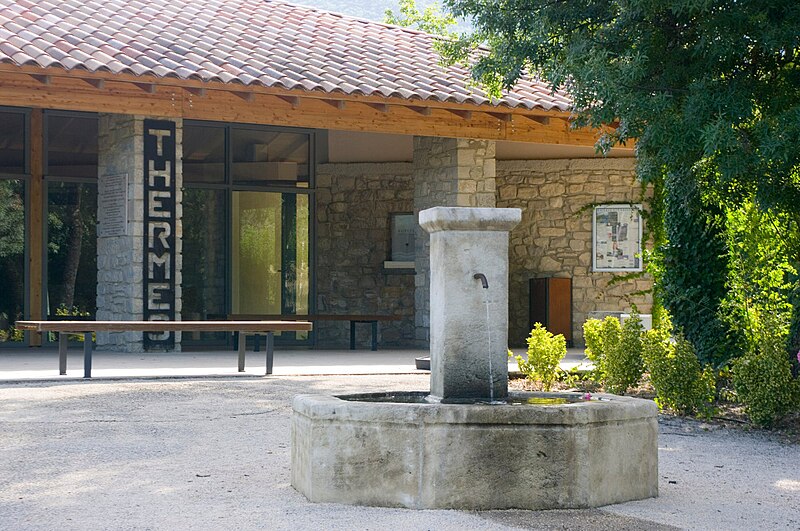 File:Montbrun-les-Bains fontaine entrée des thermes.jpg