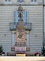 Le monument aux morts (devant la mairie).