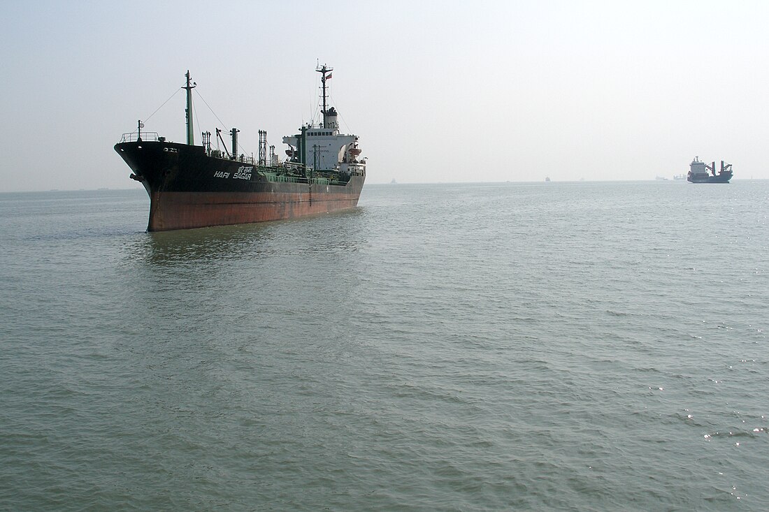 File:Mumbai Harbour, India, Ships in Mumbai Harbour 2.jpg