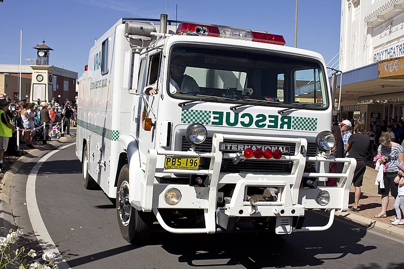 File:NSWVRA vehicle in the SunRice Festival parade in Pine Ave.jpg