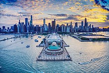 Fotografie Navy Pier, přiléhající k jezeru Michigan, před panoramatem Chicaga