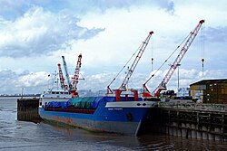 Evert Prahm at low tide in New Holland (North Lincolnshire, UK)