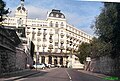 Nice - Quartier Cimiez Le Palais Regina, ancien Hôtel Regina transformé par la suite en copopriétés. Photo 01/2005 en montant vers la colline vue du boulevard. Photo partielle du palais. Les jardins sont à gauche.