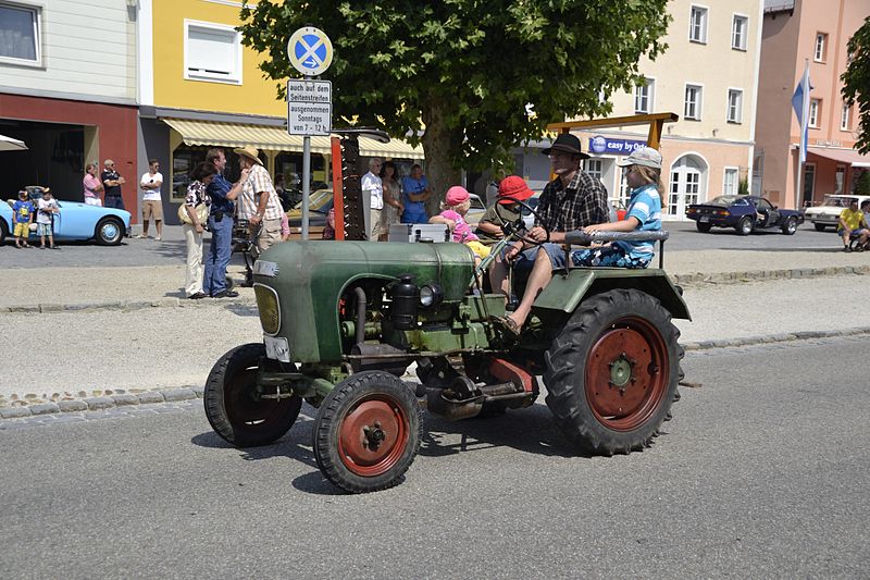 File:Oldtimerumzug Aidenbach 2013-08-18 - Hatz 5.JPG