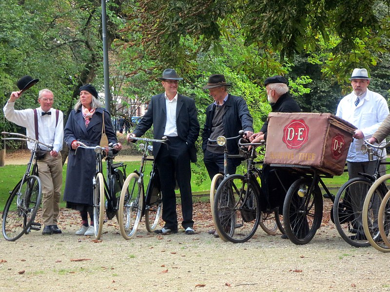 File:Oude fietsen in het Wilhelminapark (2).jpg