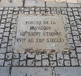 Plošča na trgu pred Notre-Dame, ki prikazuje lego verande sv. štefana