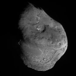 딥 임팩트 탐사선의 충돌기가 촬영한 템펠 1 혜성의 모습.