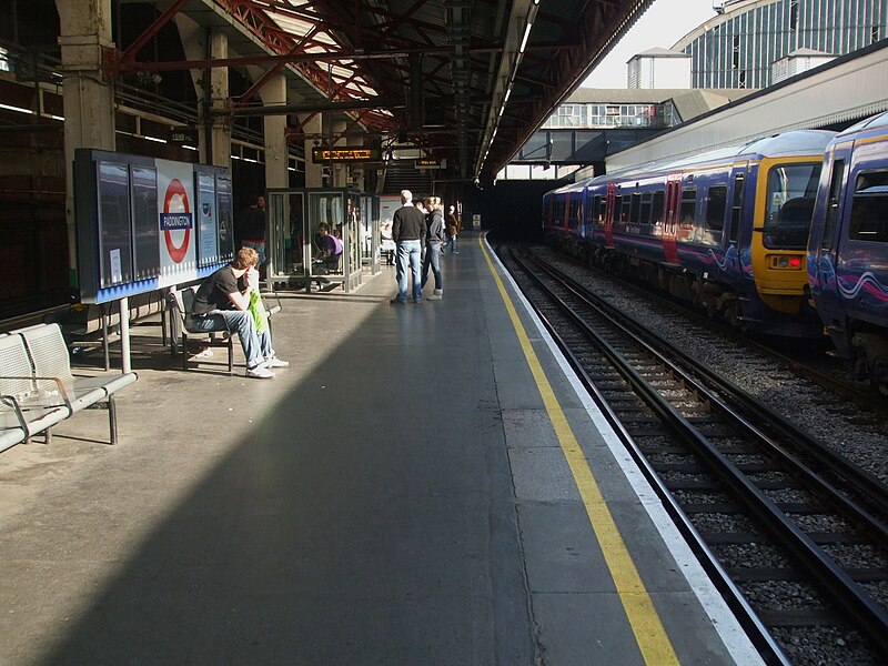 File:Paddington tube stn Hammersmith & City westbound look east.JPG