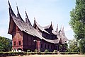 Istana Pagaruyung, dekat Batusangkar, Sumatra Barat. Sebuah gaya tradisional Rumah Gadang Minangkabau, tetapi secara luar biasa ia ada tiga tingkat.