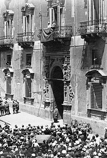 Umberto II di Savoia and his wife Marie-Jose of Belgium, greetings the crowd (May 1932). Palazzo Manganelli maggio 1932.jpg