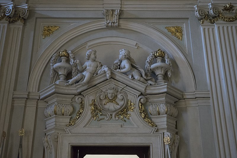 File:Palazzo Municipale Gozani di San Giorgio Decorazione con putti e fregi  dorati sovrastante una delle porte.jpg - Wikimedia Commons