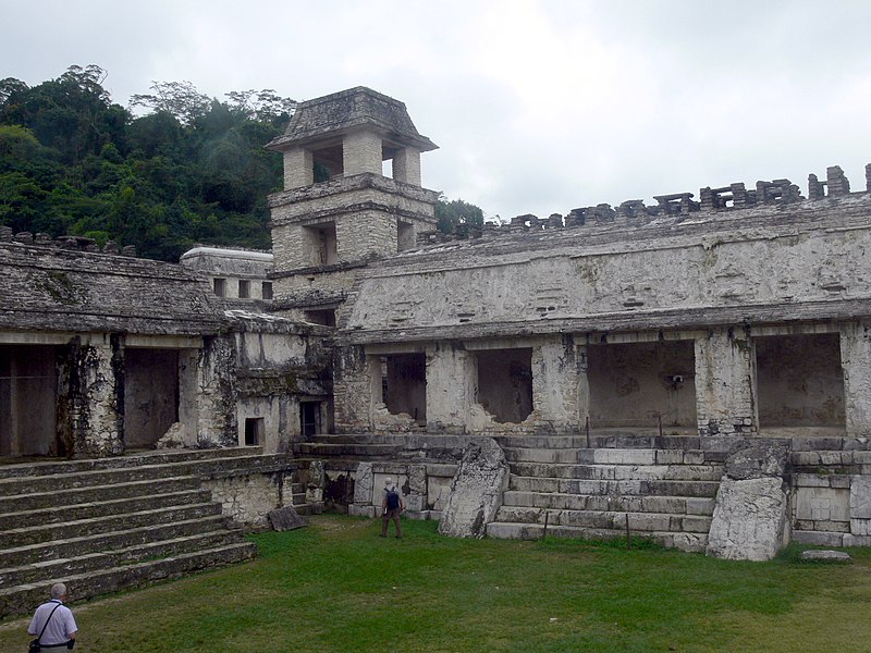 File:Palenque - El Palacio 13 - Innenhof.jpg