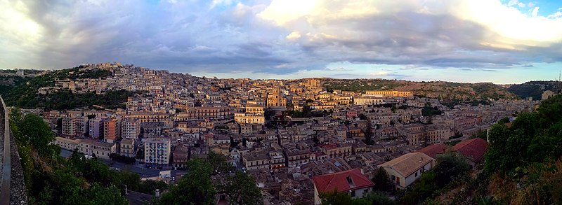 File:Panorama di Modica.jpg