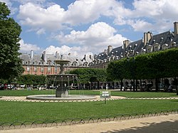 Blick vom Square Louis-XIII auf das Zentrum des Platzes