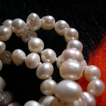 Enfilall de perles naturals.