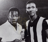 Pelé and Alberto Spencer posing together before Santos and Peñarol dispute the 2nd leg of the 1962 Copa Libertadores finals (30 August 1962)