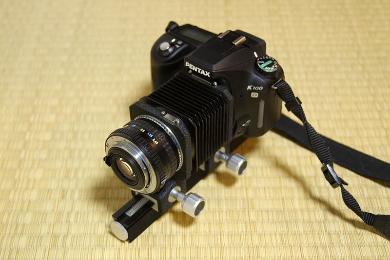 File:Pentax K100D + Bellows + Reversed A 50mm F1.7 lens.jpg