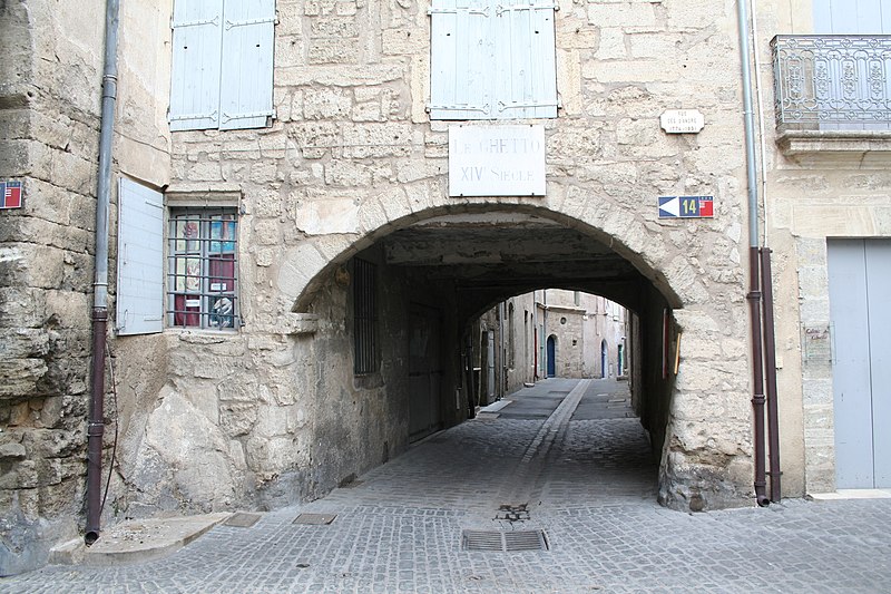 File:Pezenas entrée du ghetto.JPG