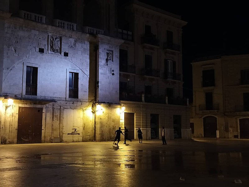 File:Piazza Mercantile, Bari.jpg