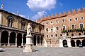 Piazza dei Signori'daki Dante heykeli, Podesta Sarayı ve logia