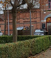 Een staande toilet in gebruik bij de Sint-Jozefkerk in Sint-Niklaas