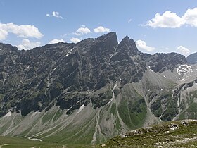 Pohled na Piz Forbesch z Piz Mez.