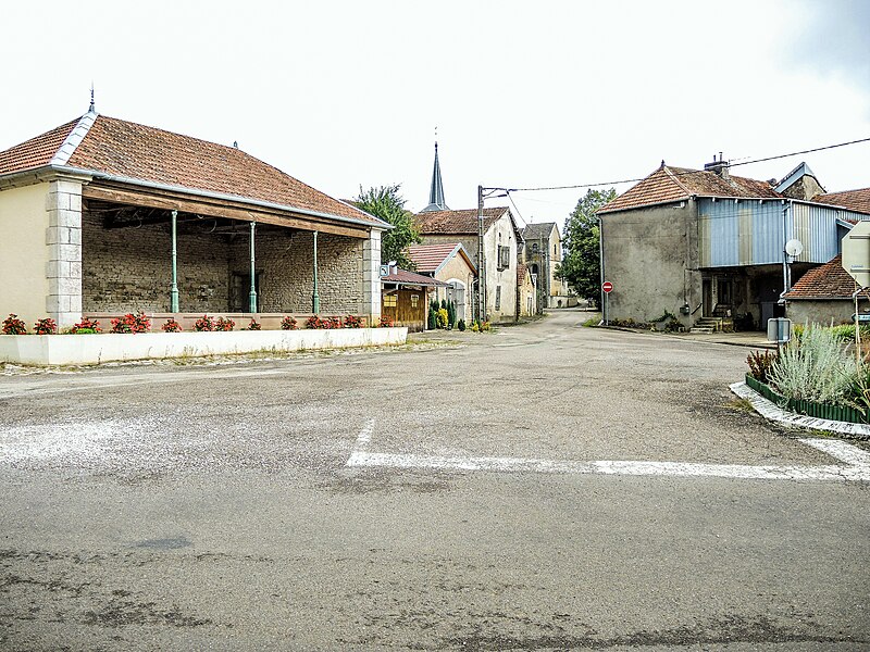 File:Place centrale d'Oigney.jpg