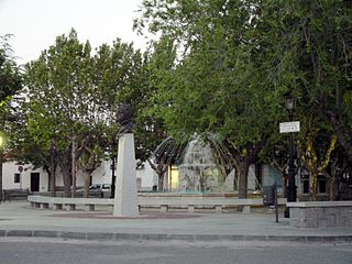 Plaza con fuente en Navas del Rey.jpg
