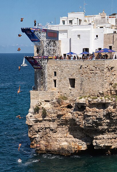 File:Polignano a Mare - Red bull 2023.jpg