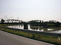 Padova ili sınırı olan Adige Nehri üzerinde demirden kara yolu köprüsü