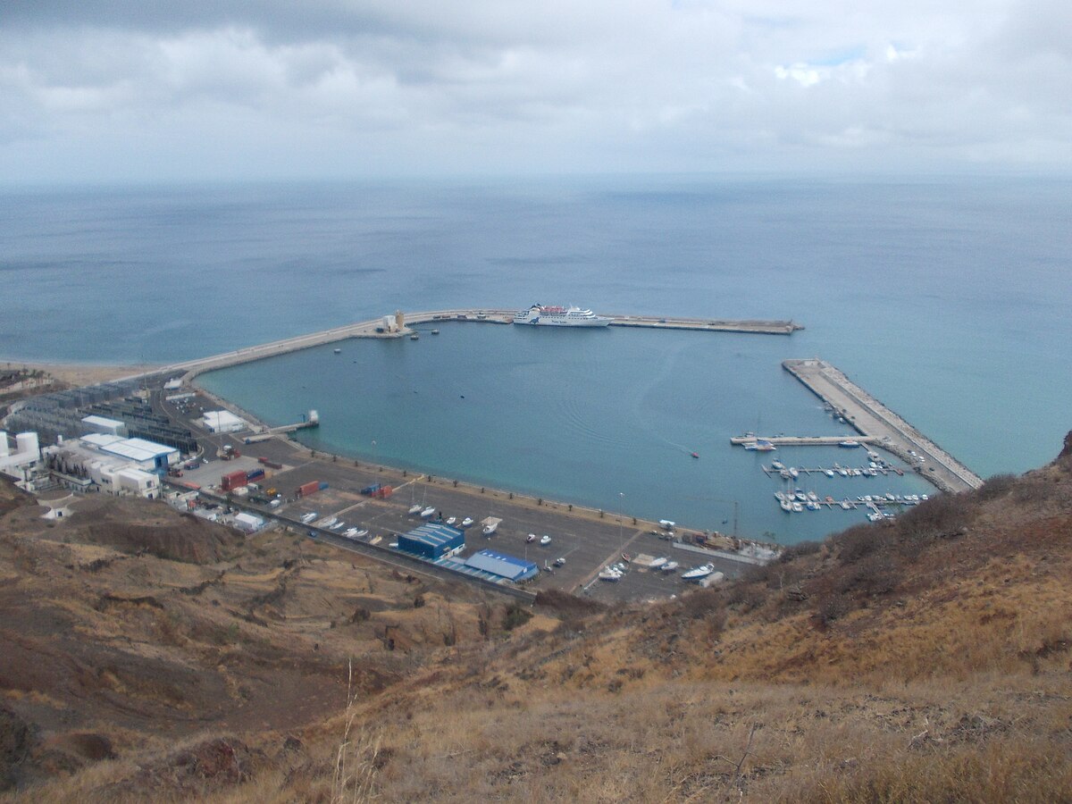 Порто санту. Аэропорт порту Санту. Аэропорт Ду порту Санту. Porto Santo Island. Паром Порто Сантос фото.