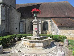 La fontaine de l'église.