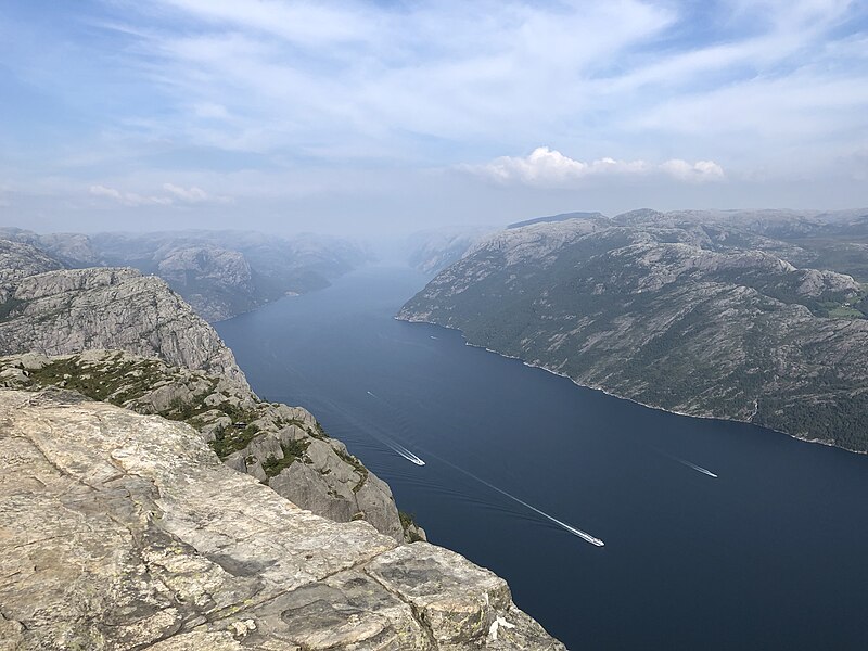 File:Preikestolen im Jahr 2019 01.jpg