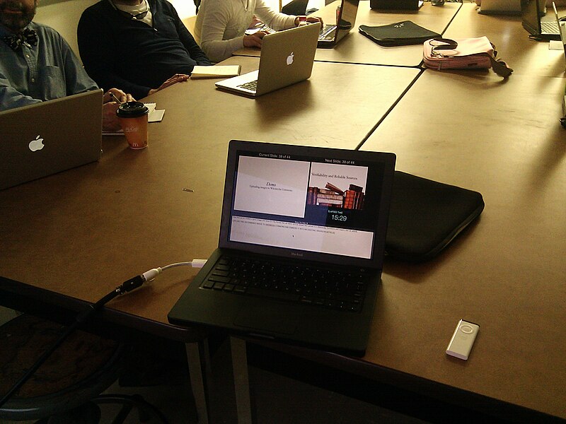 File:Presenting on an laptop.jpg