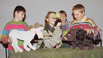 In groep jonges boartet mei poppen yn Dútslân