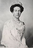 Drottning Victoria bär Kröningsdiademet.
