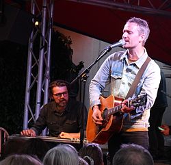 Rasmus Walter-koncert, Folkemødet 2016 (cropped to guitarists).jpg