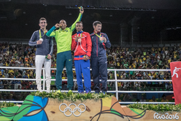 Jeux Olympiques de Rio 2016 - Cérémonies de remise des médailles (28413403454) .png